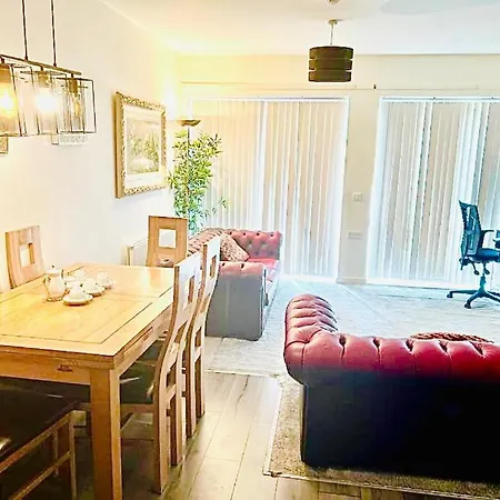 Park Royal Stay- Relax In A Specious Masters Room With Lake Views In An Apartment